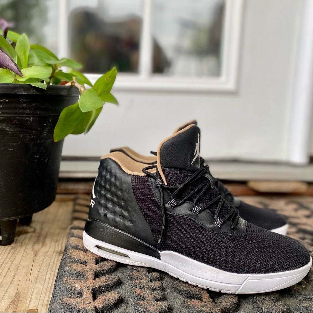 EUC Jordan Academy 844520-012 Size 7Y Youth or Woman’s 8.5 BLACK & WHITE